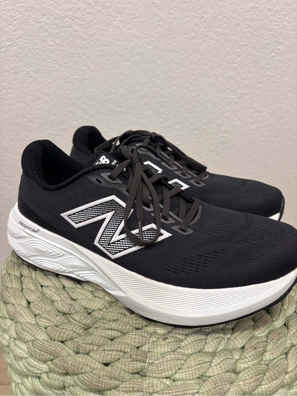 New Balance Men's Fresh Foam X 880 V15 Black/White Running Shoes Size 10 WIDE